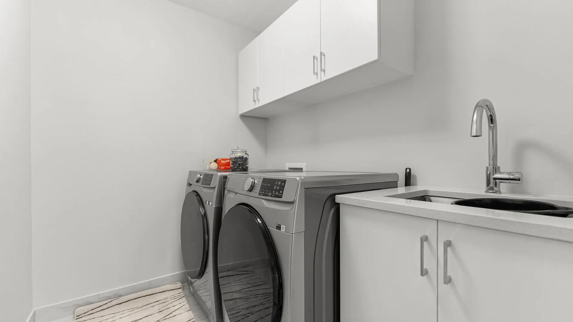 Bliss Modern Luxury 3Bed Entire Townhome Plus Free Parking オタワ アパート